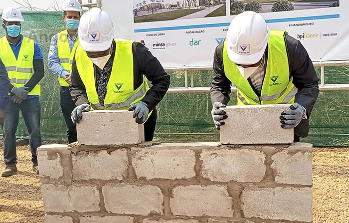 Ministra da Saúde (Esq) e Governador da Lunda Norte (dir.) Lançam pedra para construção do Hospital Geral do Dundo