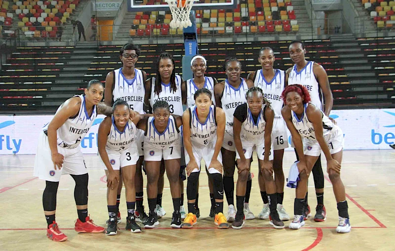 Interclube vence al equipo B en el debut de la liga de baloncesto femenino