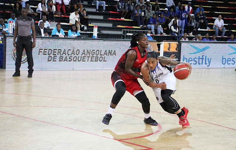 Partido de baloncesto entre 1º de Agosto e Interclube