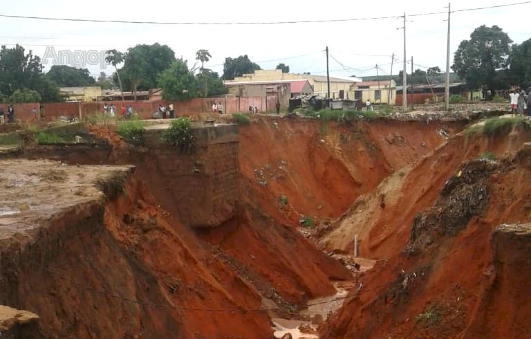 Ravina coloca em risco residências