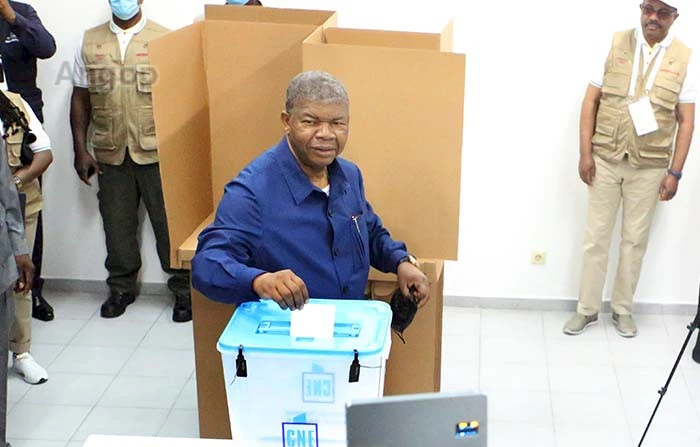 Presidente del MPLA, João Lourenço, durante el proceso de votación