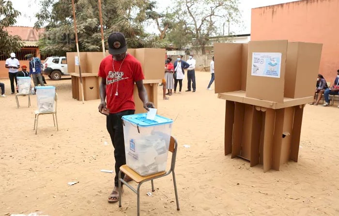 Cidadãos  exercem direito de voto