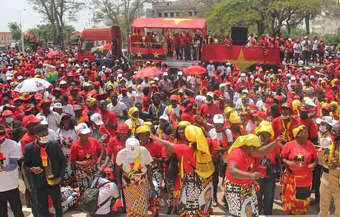 Militantes del MPLA presentes para saludar la victoria en las urnas