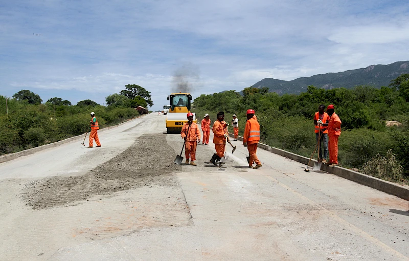 Obras numa estrada nacional (Arquivo)