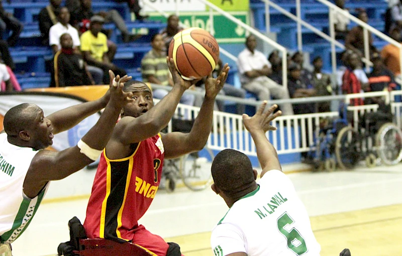 Pormenor de uma partida de basquetebol em cadeira de rodas