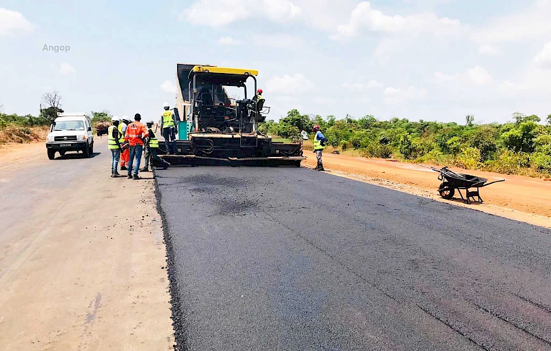 Obras na Estrada Nacional 230, no troço Caculama/Rio Lui