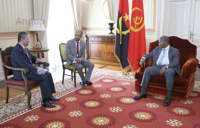 President João Lourenço (r) receives UN Secretary General special envoy, Huang Xia.