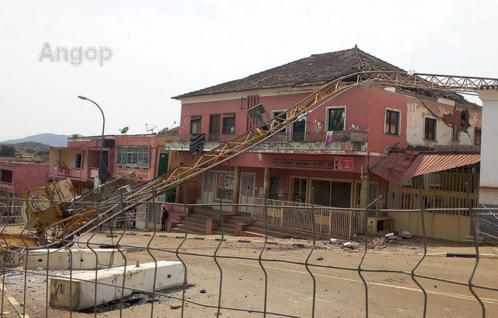 Cuanza Norte: Grua de construção desaba em pleno centro da cidade de Ndalatando