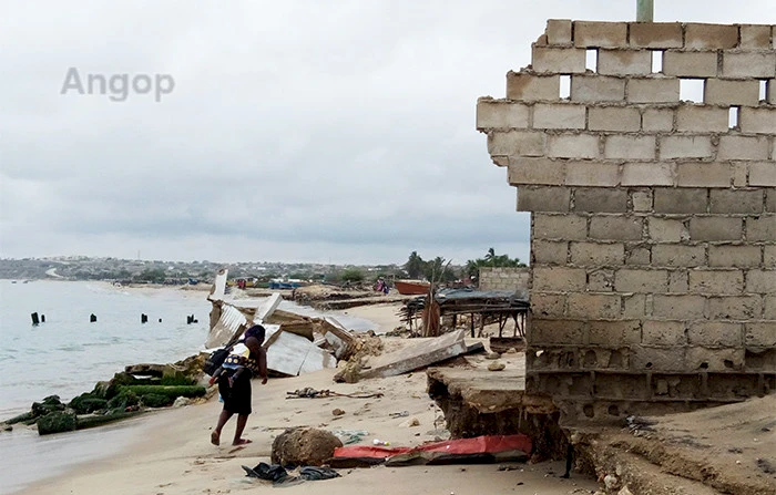 Calemas destroem casas de apoio a pesca artesanal no Porto Amboim