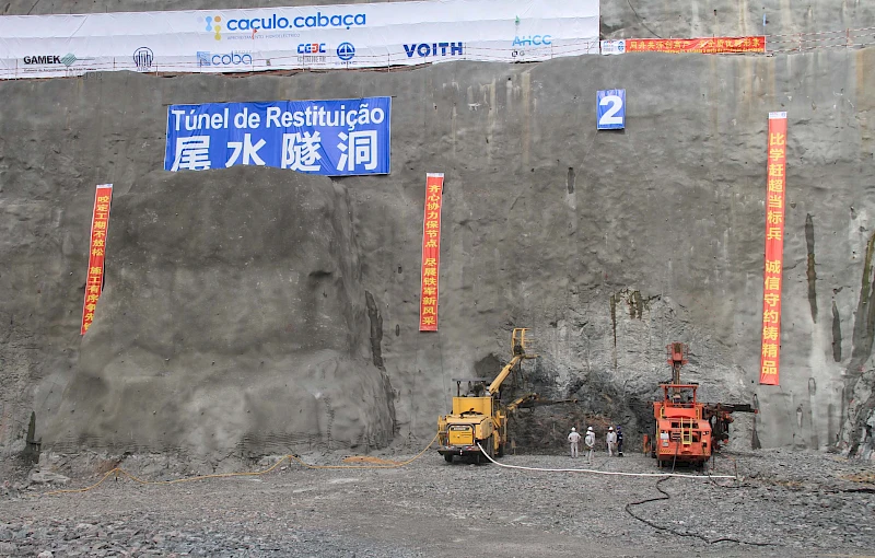 Perfuração de túnel para a restituição da água da Barragem de Caculo-Cabaça