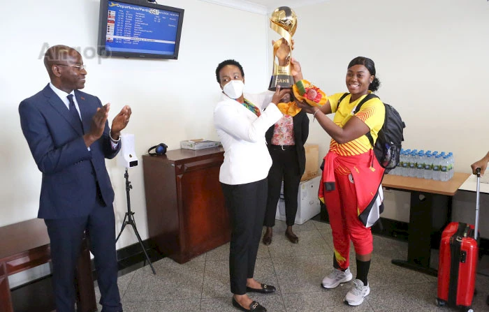 Llegada de las campeonas africanas de balonmano