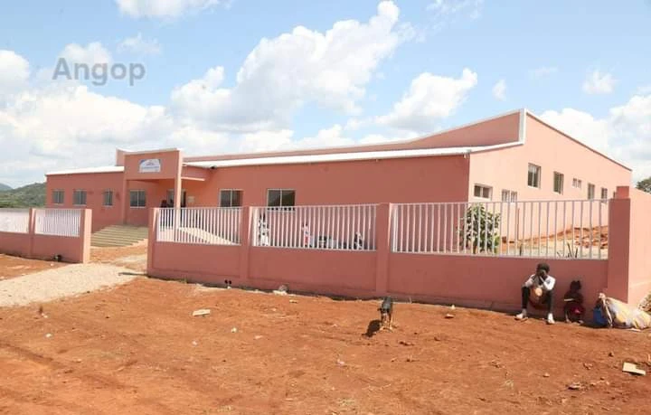 Escola construída com fundos do PIIM no Londuimbali