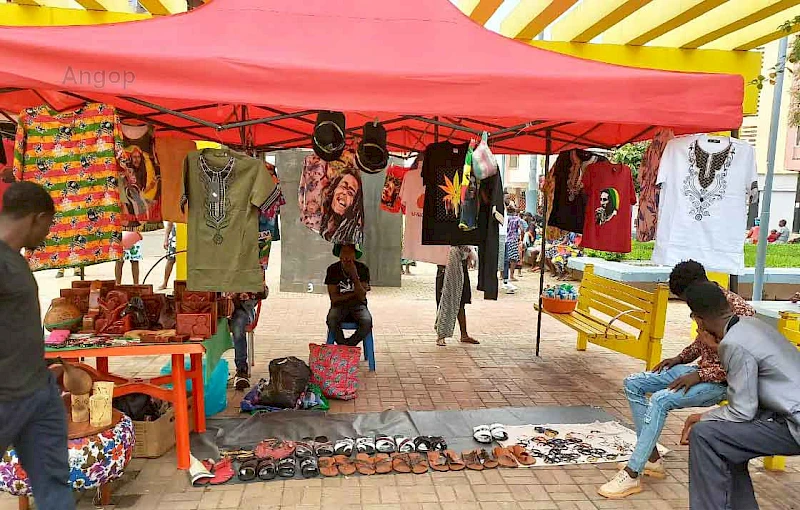 Tenda com peças artesanais na feira