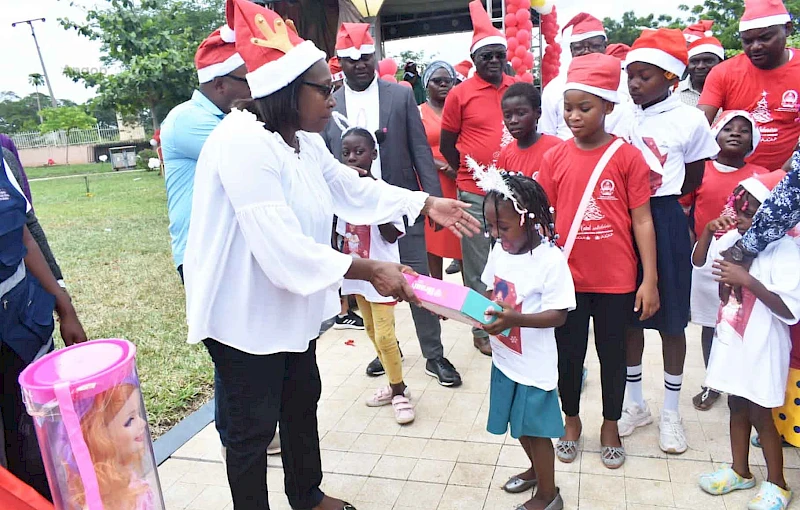 Governadora Maria Nelumba convive com crianças em festa de Natal antecipado