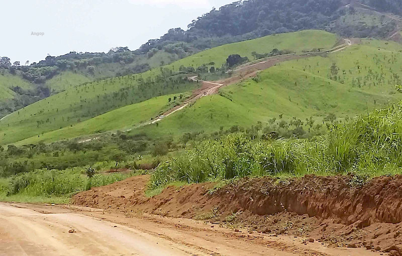 Via que dá acesso à comuna da Serra da Kanda, na província do Zaire