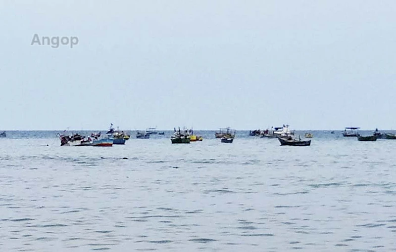 Embarcações de pesca no Porto Amboim