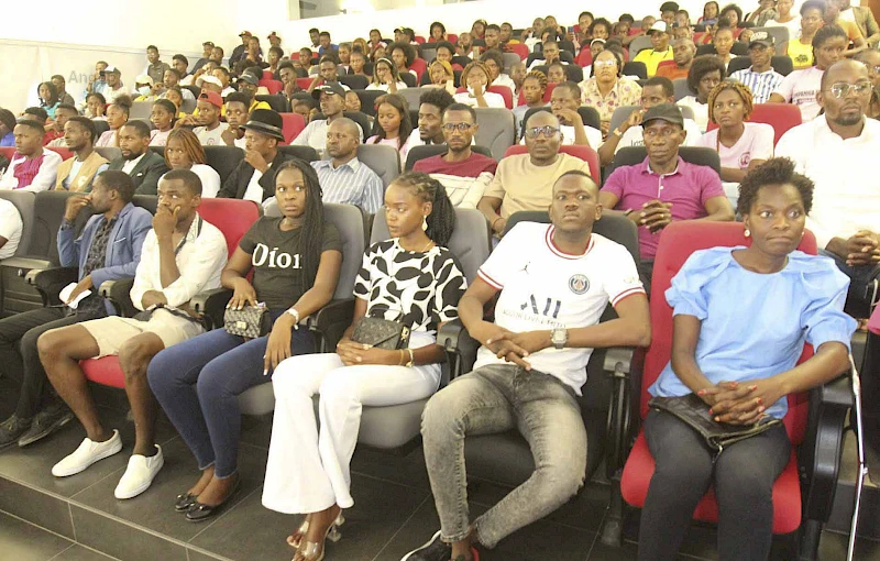 Participantes durante à apresentação de teatro e poesia