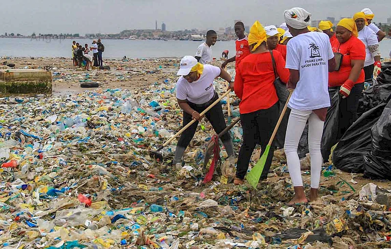 Grupo parlamentar do MPLA realiza campanha de limpeza na praia Amélia.