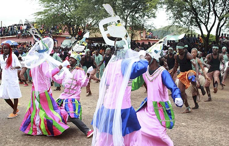 Exibição de grupo carnavalesco na província do Cuanza Norte