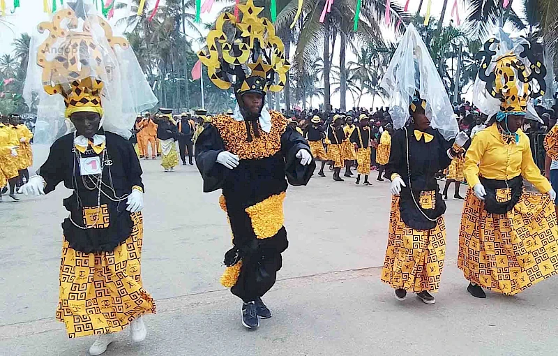 Grupo carnavalesco em exibição