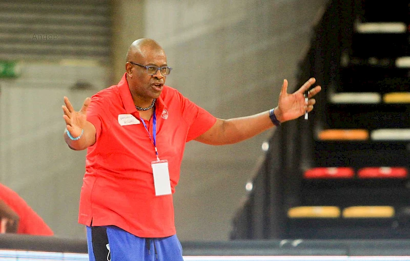 Entrenador de la selección de baloncesto de Cabo Verde, Emanuel Trovoada