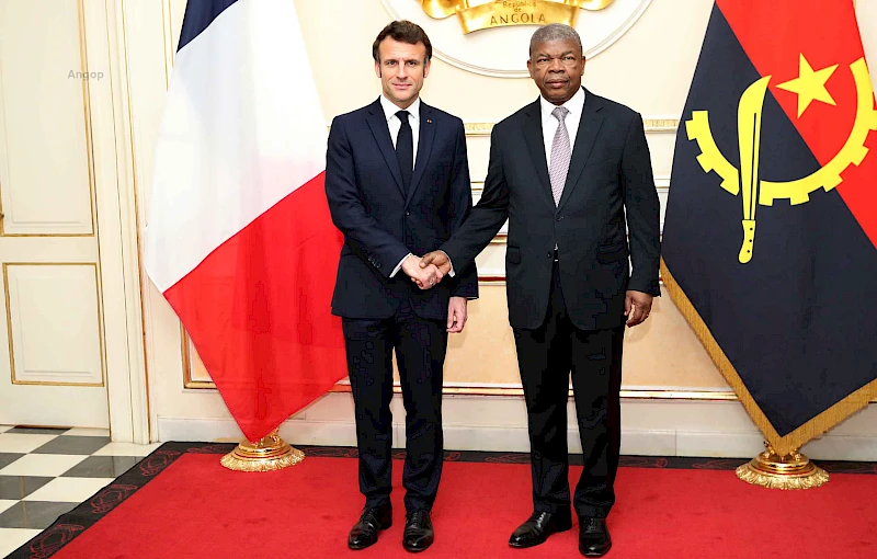 President João Lourenço (r) and his French counterpart, Emmanuel Macron.