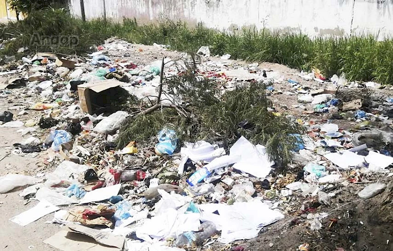 Ponto de lixo no bairro Cafito na província do Cunene