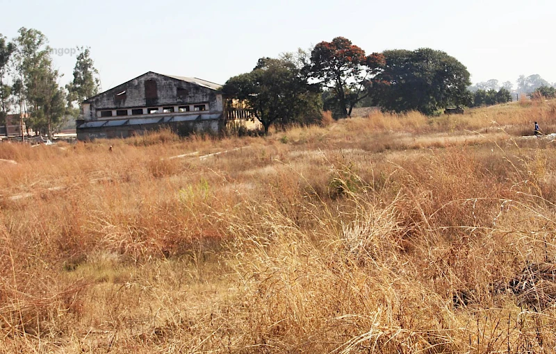 Espace de l'ancien stade de Sport Huambo e Benfica (Mambroa)