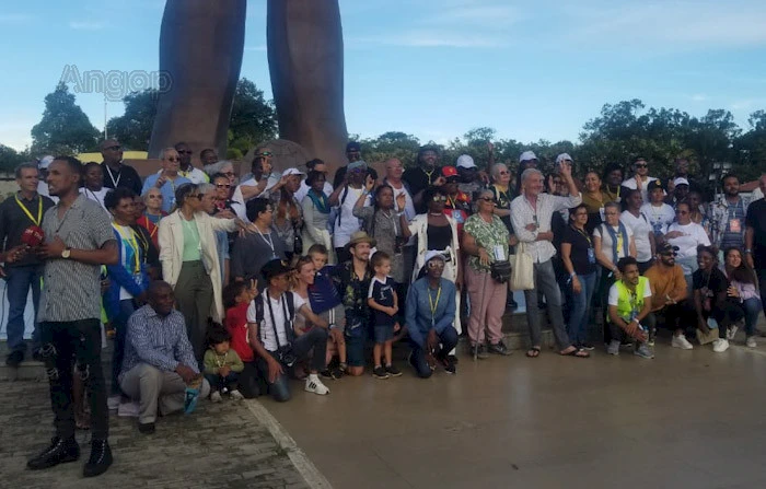 Turistas visitam Monumento à Paz