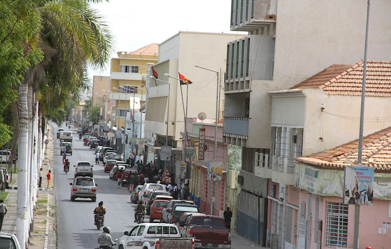 Vista parcial da Avenida Eduardo Mondlane, na cidade de Moçamedes (província do Namibe)