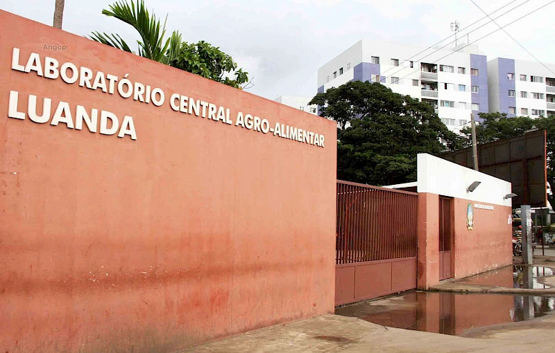 Vista frontal do Laboratório Central Agro-alimentar de Luanda, Wlademira Pedro Gaspar