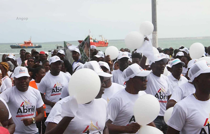 Municípes do Namibe marcham no acto central do dia da paz