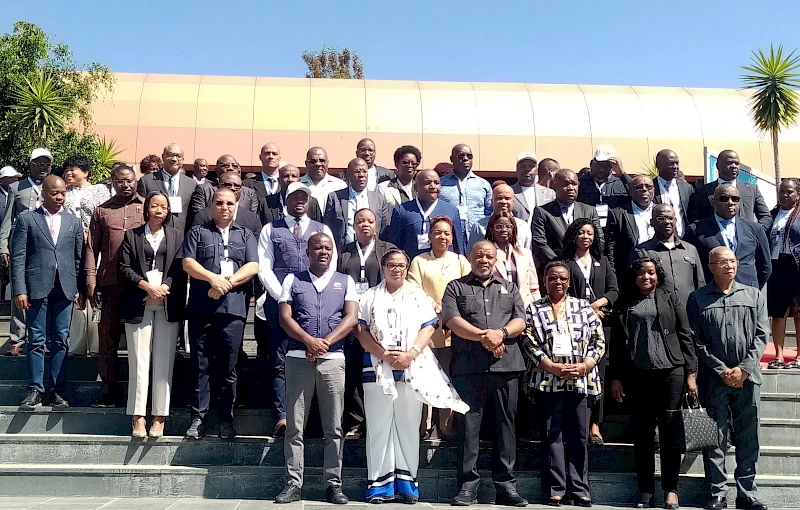 Participantes en el Consejo Consultivo del Ministerio de Industria y Comercio, en Lubango