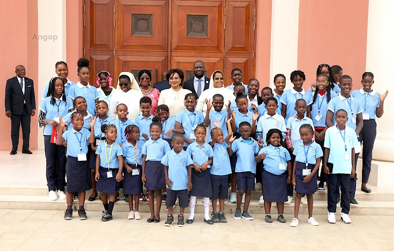 La présidente de l'Assemblée nationale, Carolina Cerqueira, reçoit les enfants de l'école Nossa Senhora d'África