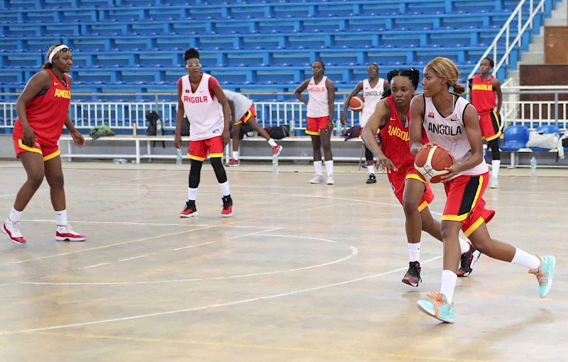 Entrenamiento de selección sénior femenina de baloncesto