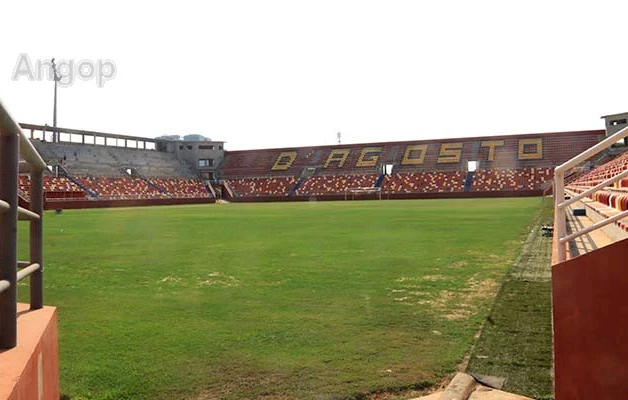 Um ângulo do Campo de futebol do clube desportivo do 1º D'agosto