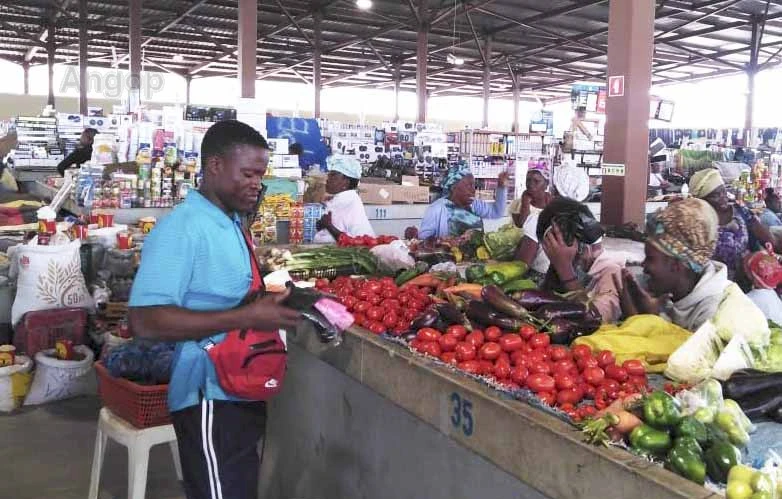 Vendedores do Mercado do Kamba Diakisua