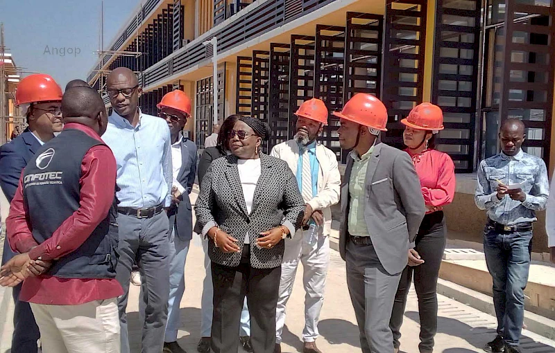 Governadora da província do Huambo, Lotti Nolika, e director-geral CINFOTEC, Manuel Bole, visitam obras do centro local