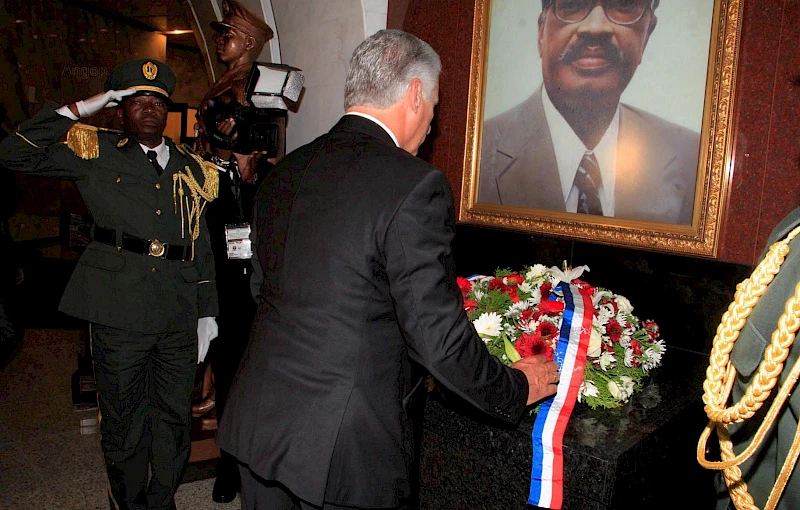 Cuban President lays wreath on Agostinho Neto's memorial