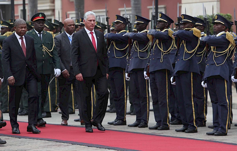 President João Lourenço ( L.) with Cuban counterpart Miguel Díaz