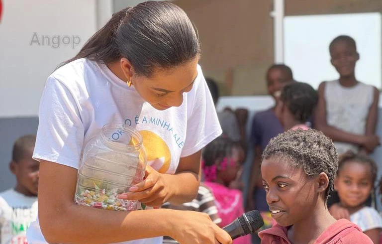 Ex-Miss Angola, Whitney Shikongo, solidária com crianças dos Gambos