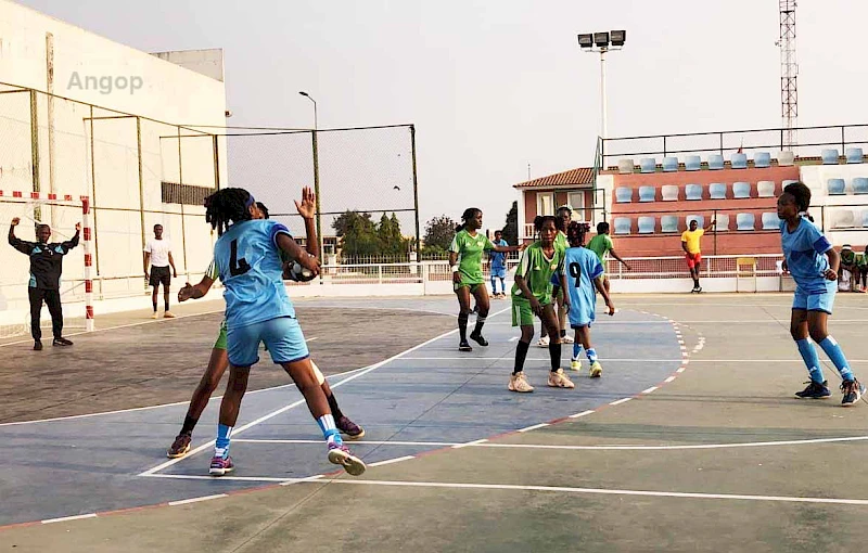 Partida de andebol feminino