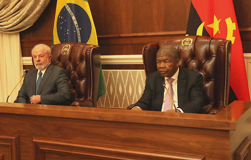 President João Lourenço (R) and his Brazilian counterpart Lula da Silva