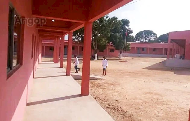 Escola inaugura no bairro Santa Goretti, na periferia da cidade do Huambo