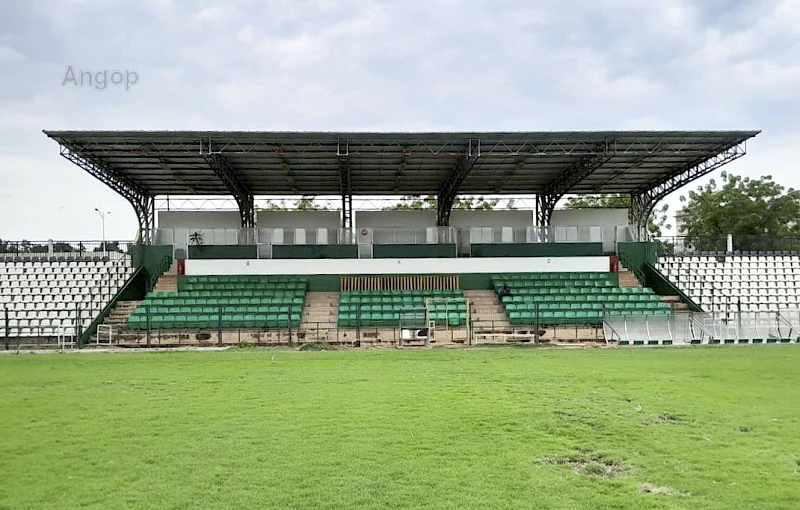 Estádio Sagrada Esperança com novo relvado