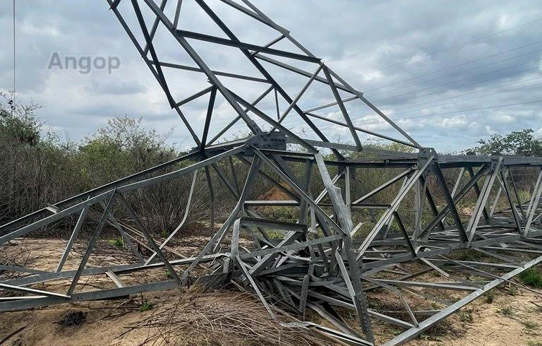 Torre de alta tensão de energia eléctrica vandalizada