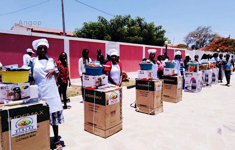 Jovens da Cahama/Cunene, beneficiam de kits