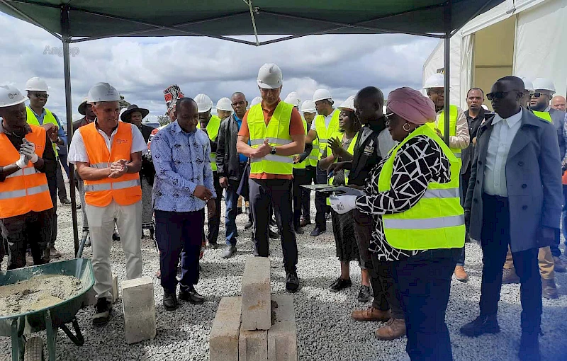 Lançamento da  pedra para a construção da central fotovoltaica do Bailundo