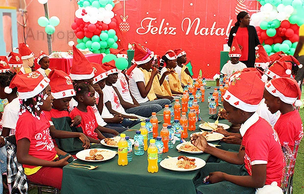 Crianças celebram "Natal Solidário"