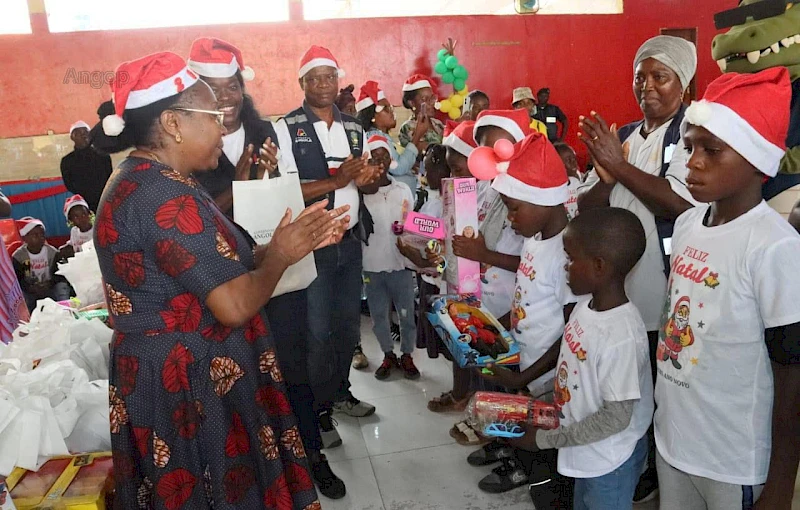 Governadora do Bengo convive com crianças em natal solidário